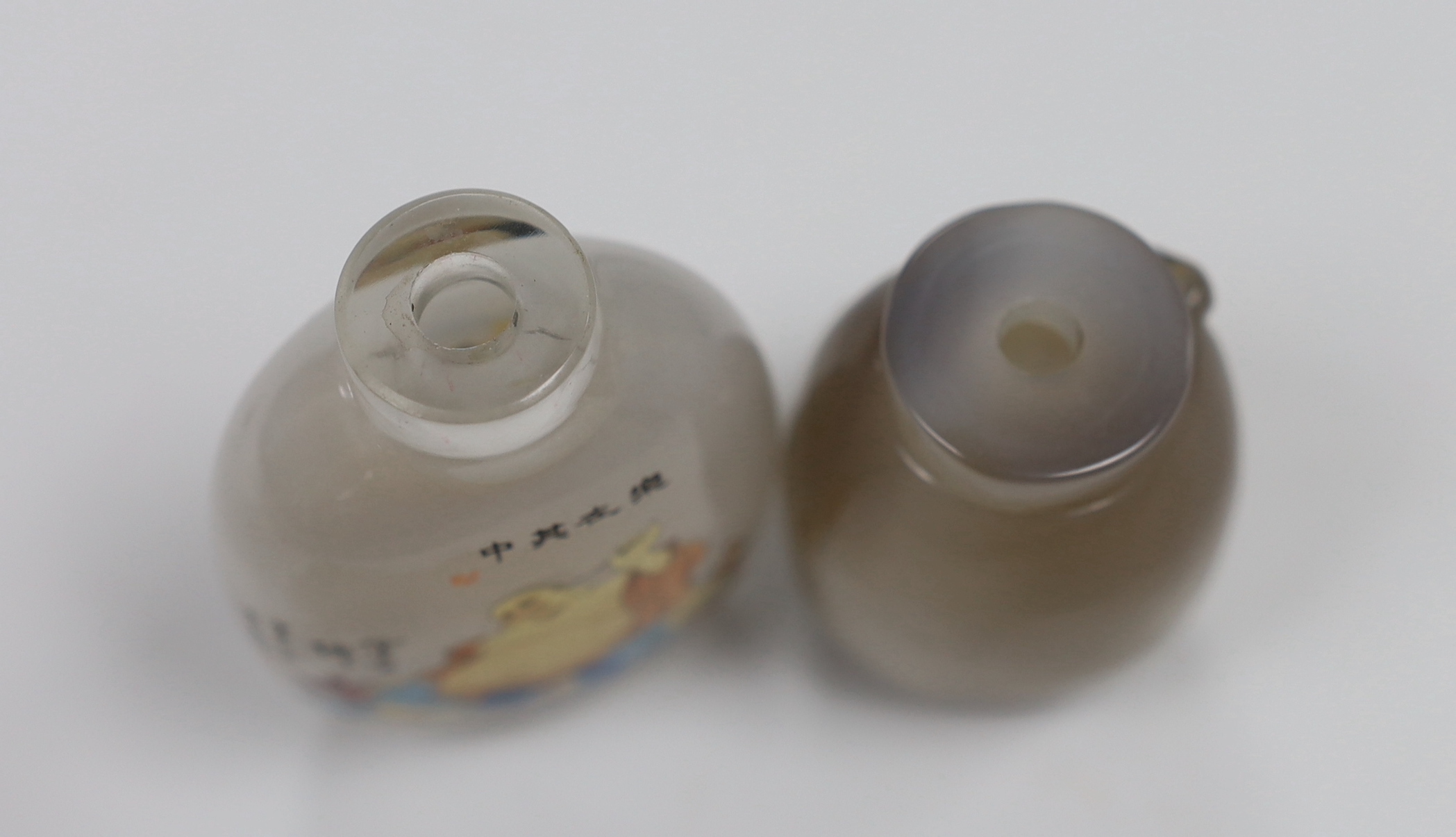 A Chinese agate snuff bottle and an internally painted snuff bottle, the largest 8cm high